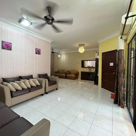 Rini Utama Homestay スクダイ エクステリア 写真