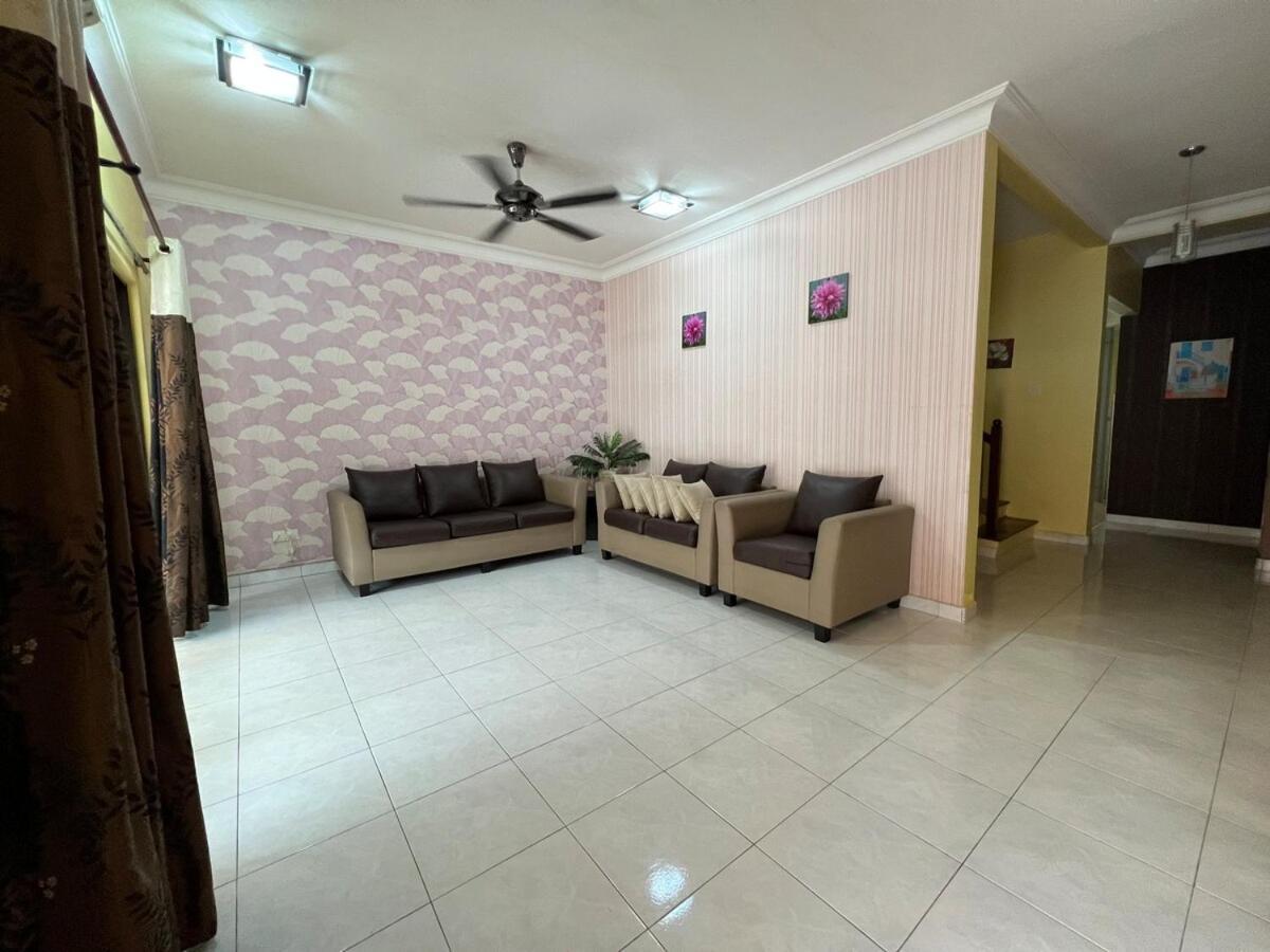 Rini Utama Homestay スクダイ エクステリア 写真