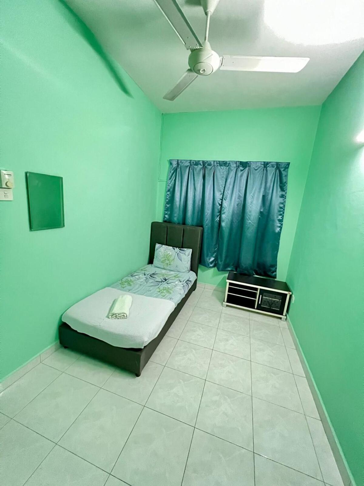 Rini Utama Homestay スクダイ エクステリア 写真
