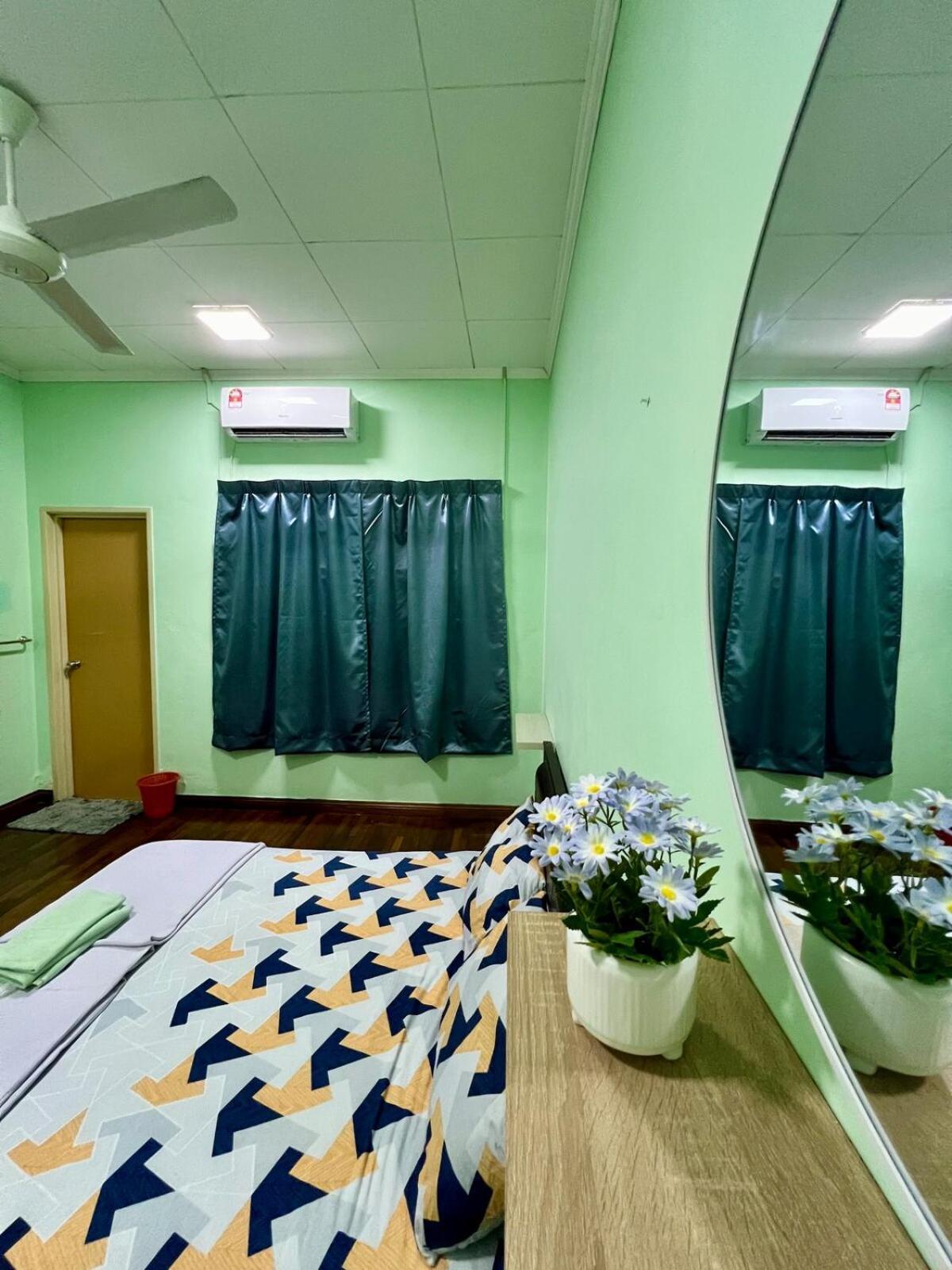 Rini Utama Homestay スクダイ エクステリア 写真