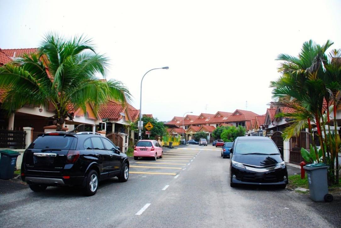 Rini Utama Homestay スクダイ エクステリア 写真