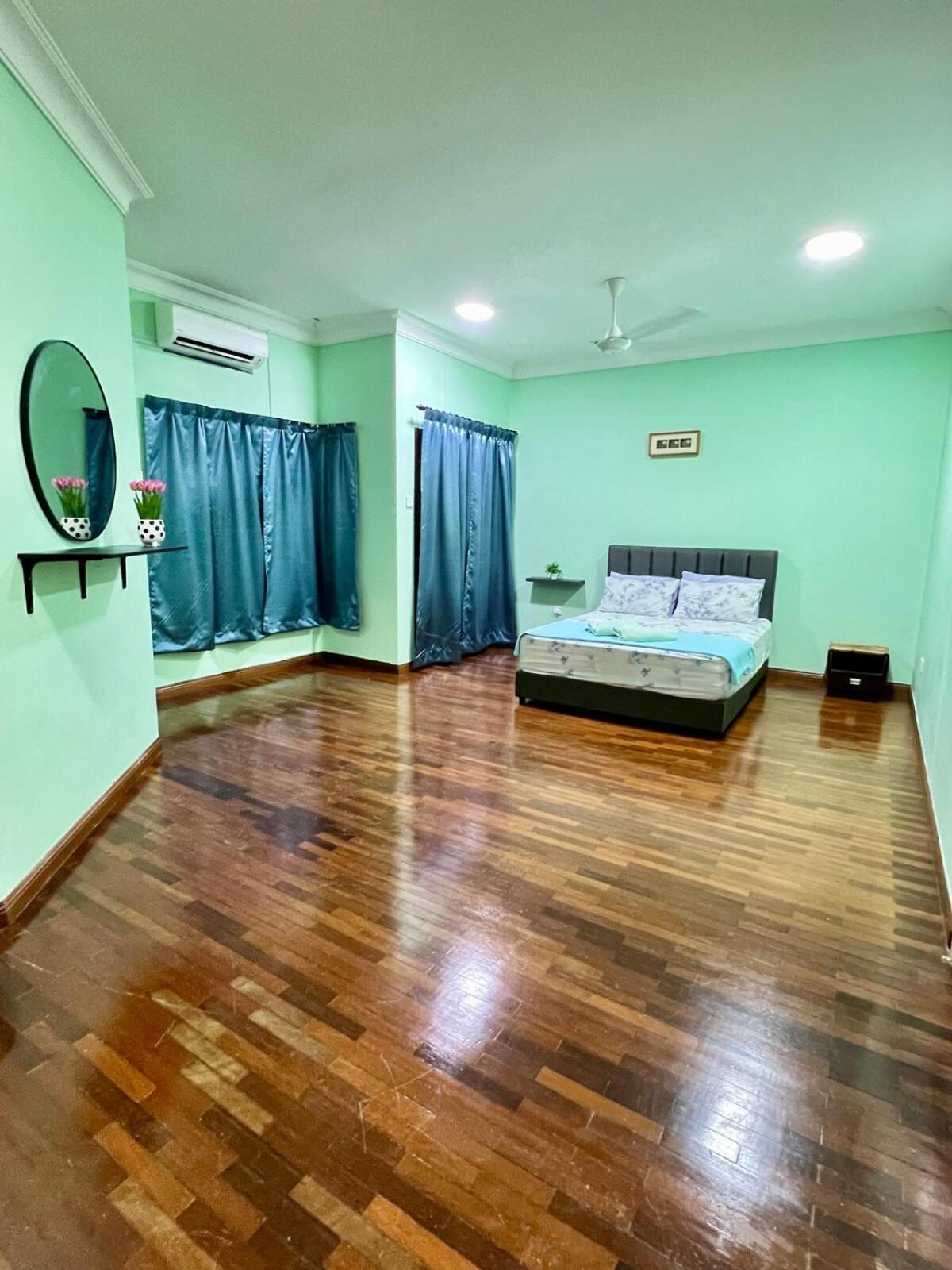 Rini Utama Homestay スクダイ エクステリア 写真