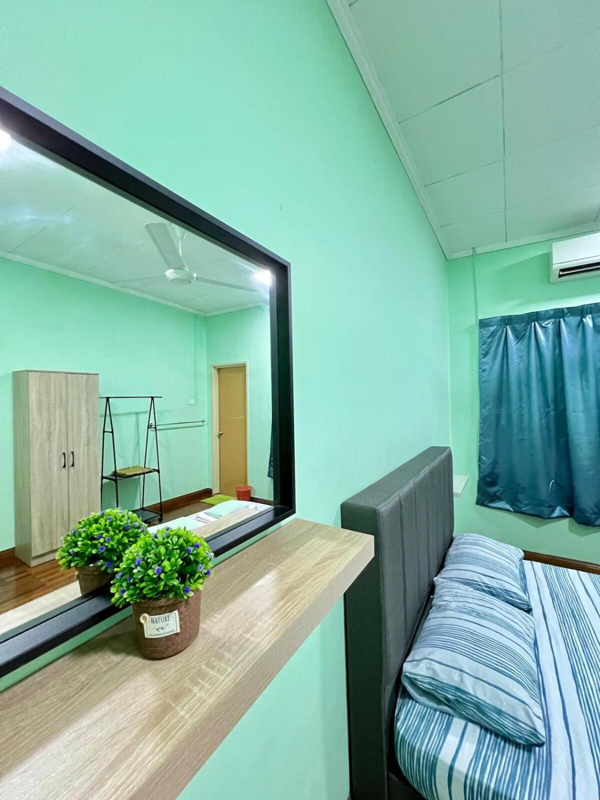 Rini Utama Homestay スクダイ エクステリア 写真