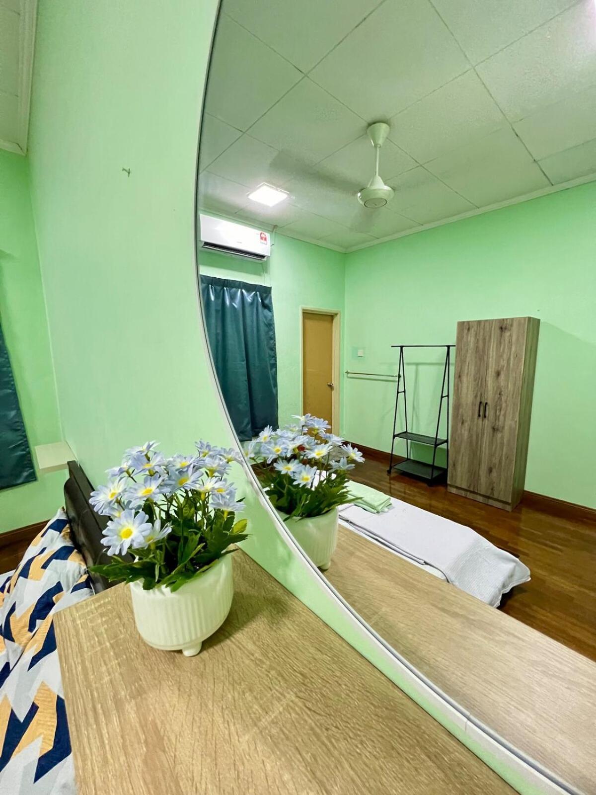 Rini Utama Homestay スクダイ エクステリア 写真
