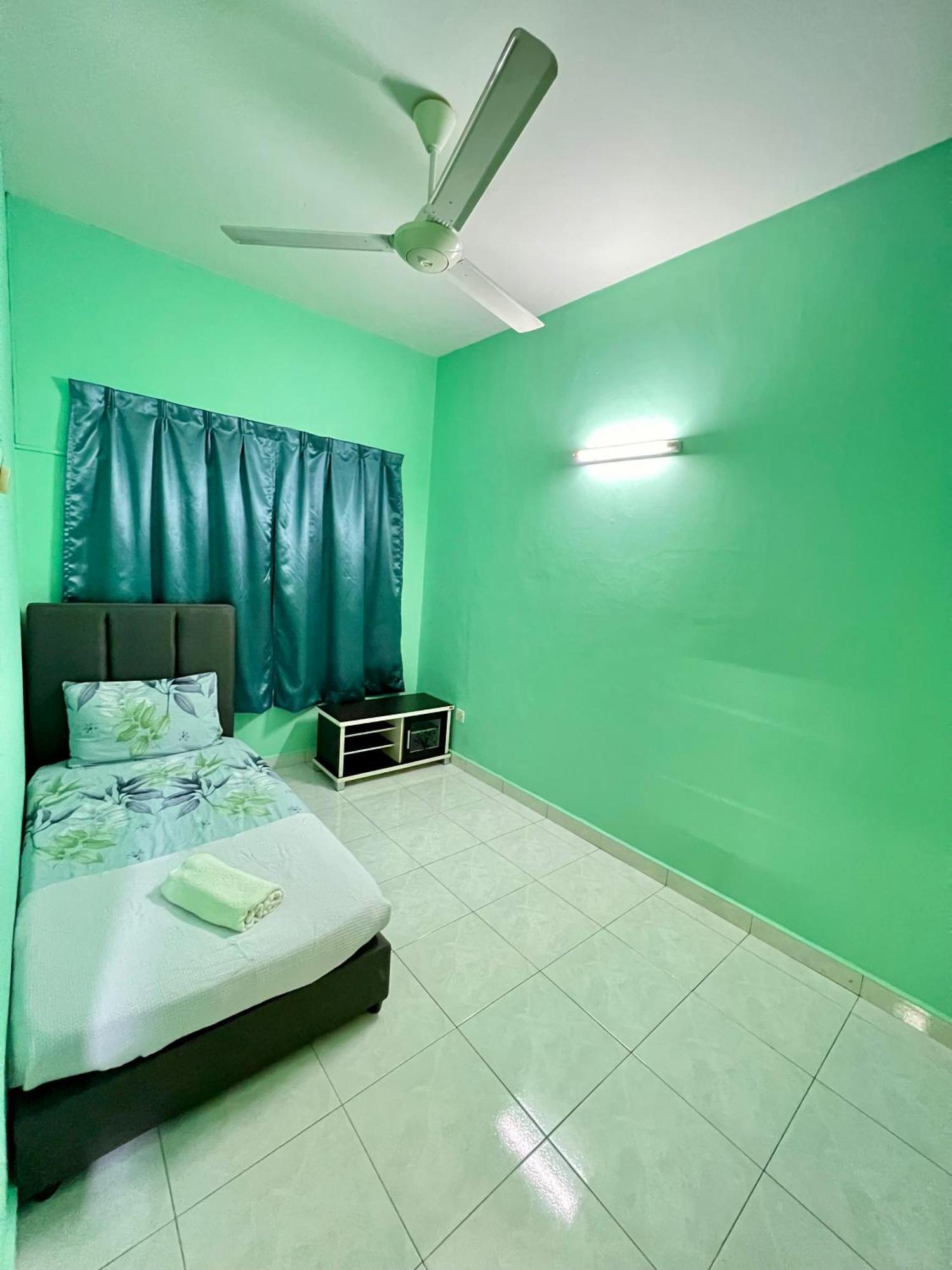 Rini Utama Homestay スクダイ エクステリア 写真