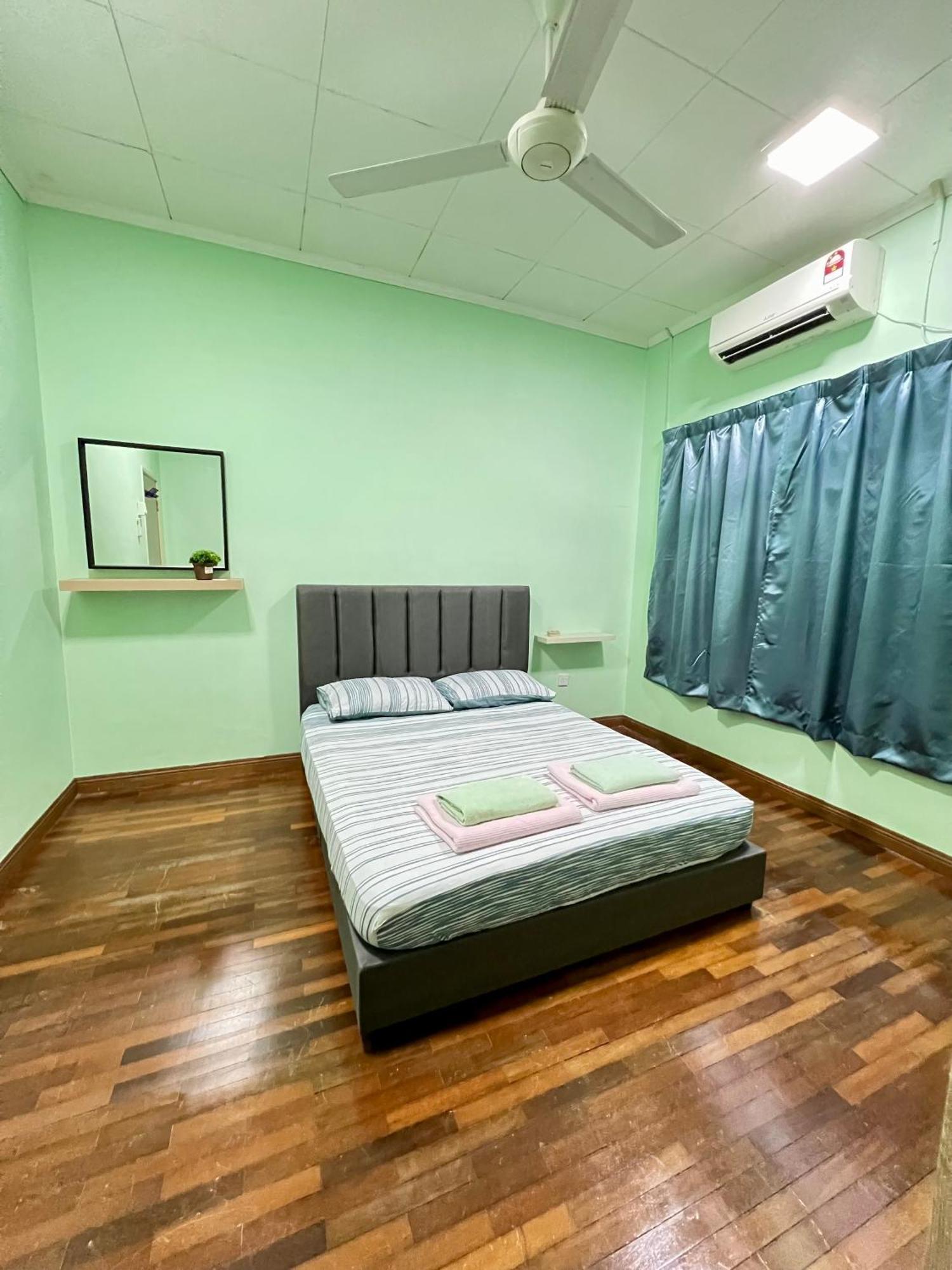 Rini Utama Homestay スクダイ エクステリア 写真